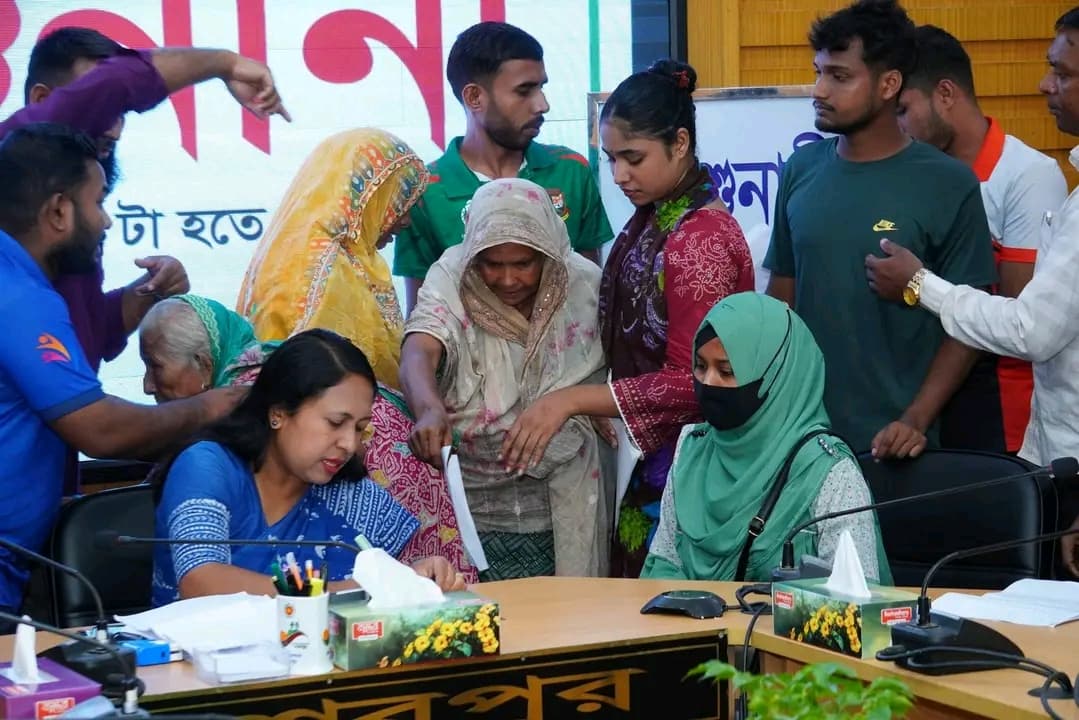 শেরপুরে জেলা প্রশাসকের গণশুনানিতে সেবাপ্রার্থীদের বক্তব্য শুনছেন জেলা প্রশাসক মিজ্‌ ফরিদা ইয়াসমিন।