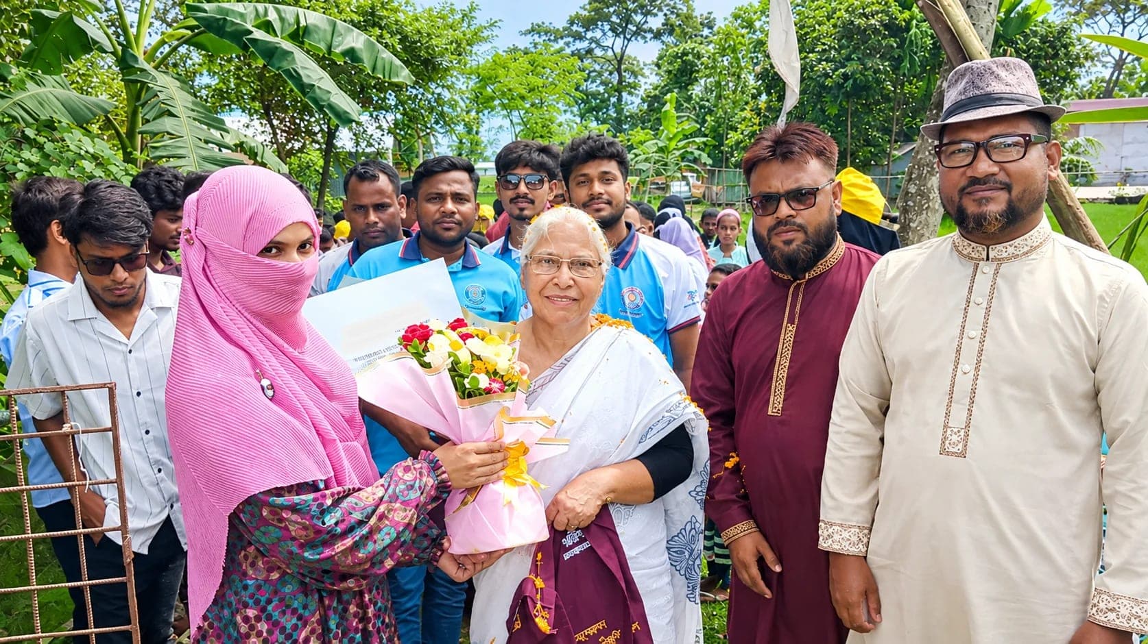 তাহমিনা আলাল টেকনিক্যাল অ্যান্ড বিএম কলেজের সহকারী প্রধান শিক্ষক খুশনুর খুবি খুবরা রাজিয়া সামাদ ডালিয়াকে ফুল দিয়ে শুভেচ্ছা জানাচ্ছেন।