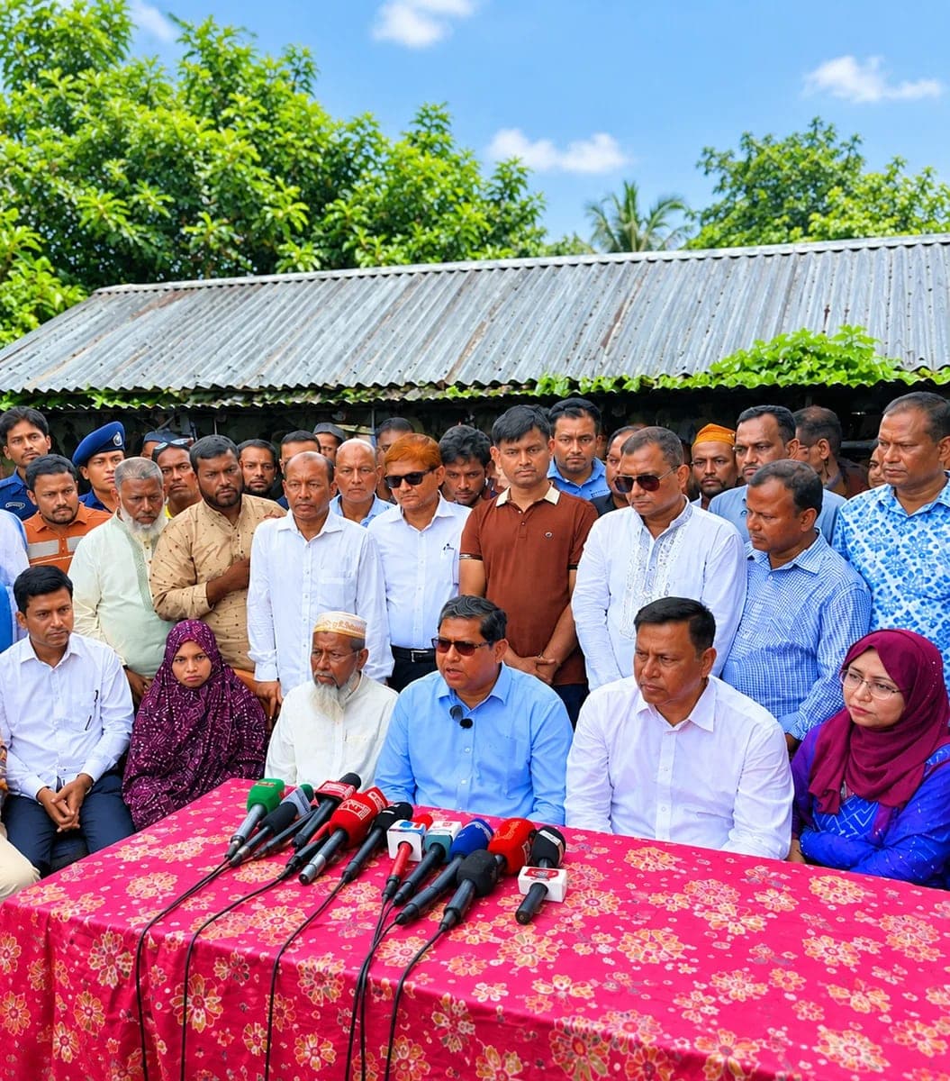 রংপুরে স্থানীয় সরকার, পল্লী উন্নয়ন ও সমবায় প্রতিমন্ত্রী মীর শাহে আলমের সঙ্গে স্থানীয় বাসিন্দা ও কর্মকর্তাদের উপস্থিতিতে আয়োজিত এক সংবাদ সম্মেলনের দৃশ্য।